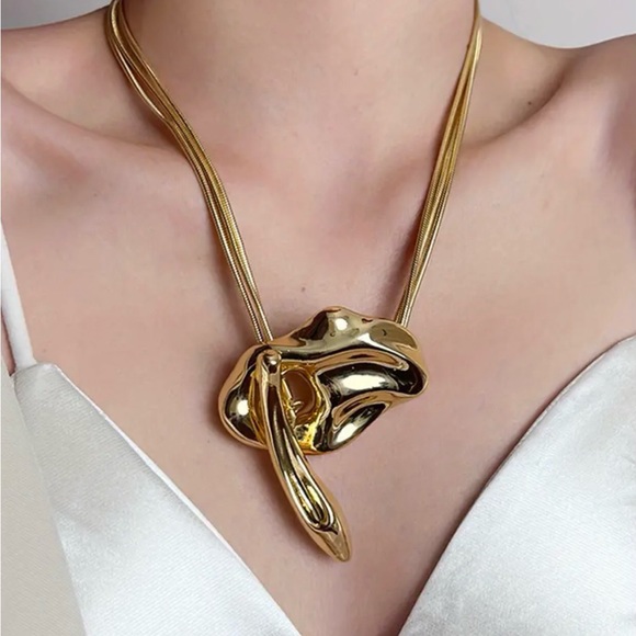 Jewelry - ✨✨✨Abstract Gold Necklace✨✨✨